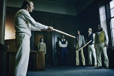 osnivač predaje simboličnu štafetu u timu