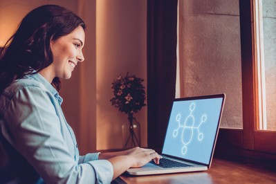 Programer pokazuje AI-prototip na laptopu