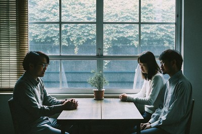 Colleagues taking a one-minute pause before a meeting