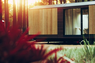 Mobilna kuća u hrvatskom krajoliku u jutarnjem svjetlu