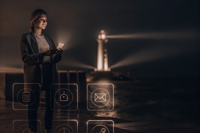 Svjetionik u magli i osoba koja drži mobitel