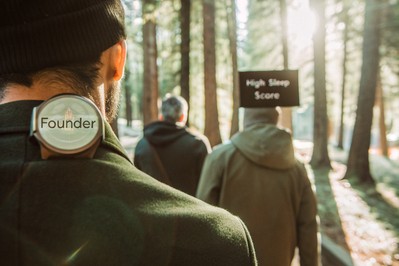 founder on a walking meeting with smartwatch sleep score