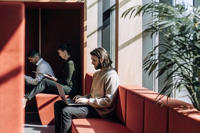 Hybrid office pausing between meetings