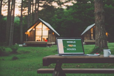 oglasi za mobilne i montažne kuće na laptopu