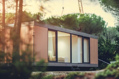 Mobilna kuća uz more u suton