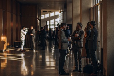 Hodnik konferencije s ljudima koji razgovaraju
