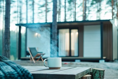 Jutarnja kava na drvenoj terasi mobilne kuće