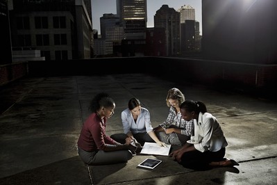 Žene u krugu planiraju financije