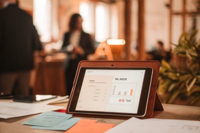 Neredan radni stol s bilješkama i nacrtom LinkedIn objave