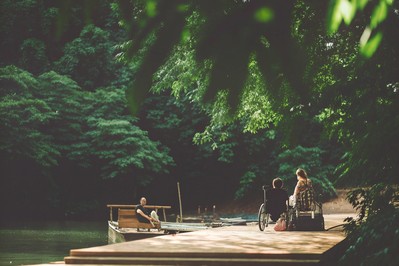 invalidska kolica na rampi longtail broda