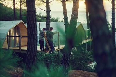 Montaža modularne kuće na obalnoj parceli u suton