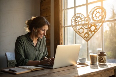 Vlasnica malog biznisa s laptopom, srce i zupčanici