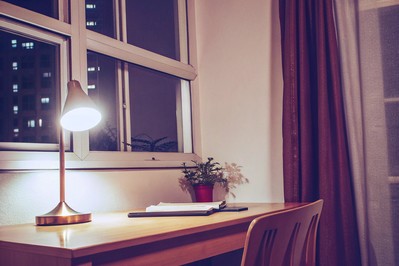 Noćni ured s fluorescentnom rasvjetom