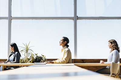 Leader opens a meeting with one-minute silence