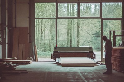 Tvornička hala s CNC strojem i drvenim panelima