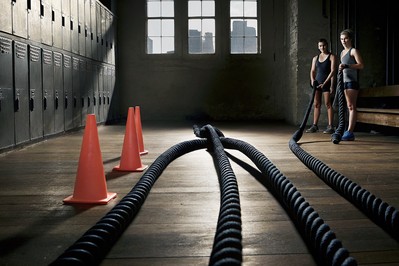 Vestiaire à l’aube avec cônes et cordes