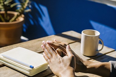 Athlete’s chalked hands and entrepreneur’s pitch notes with breath cues