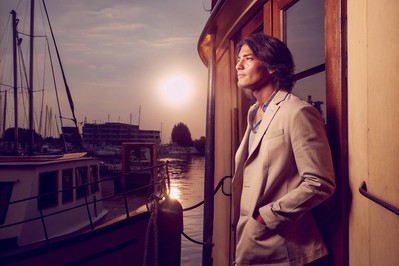 Poduzetnik u zoru u maloj luci uz brodove