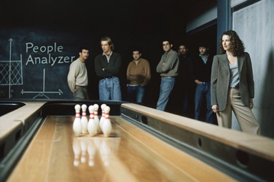 skica kuglane s branicima preko poslovne mape