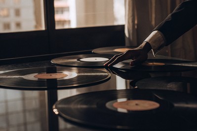 ruka slaže vinilne ploče s natpisima intro, balada, rock, eksperiment