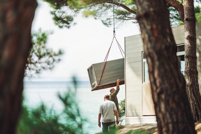 Montaža panela uz more s dizalicom na buri